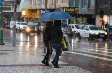  Frente fria e sistema de baixa pressão deixam a semana chuvosa no Paraná